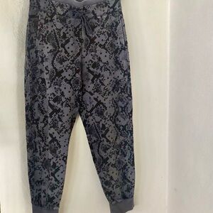 JoyLab Black and Gray drawstring waist Patterned Joggers in very good condition